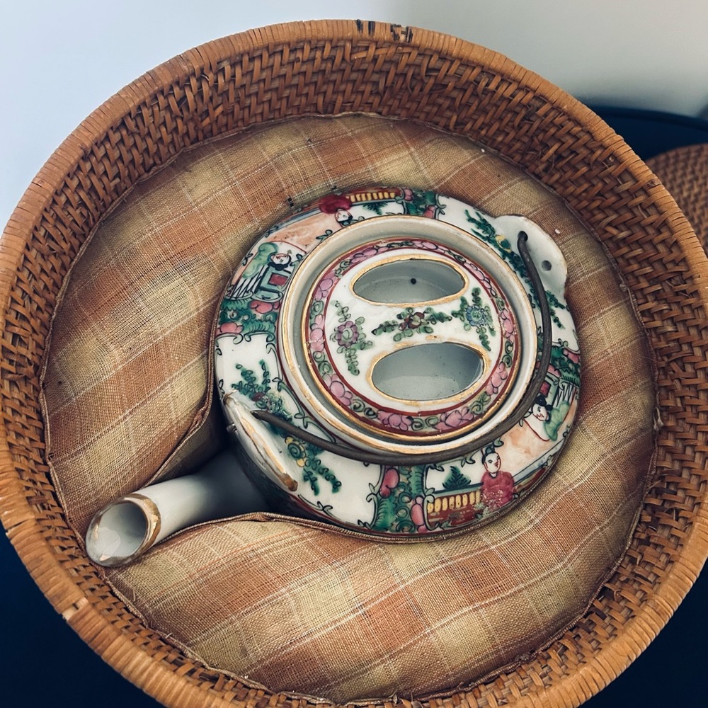 1950 Chinese Export Rose Medallion Porcelain Teapot with Rattan Tea Basket - Picture 14 of 15